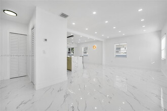 721 SW 60th Ave in Miami, FL - Building Photo - Building Photo