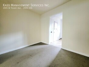 2005 W Touhy Ave in Chicago, IL - Building Photo - Building Photo