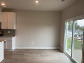 802 Treeline Rd in Moore, SC - Foto de edificio - Building Photo