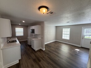 1557 N Volutsia in Wichita, KS - Building Photo - Building Photo