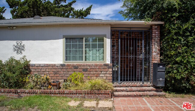 14135 Hatteras St in Los Angeles, CA - Building Photo - Building Photo