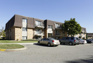 Heritage Heights Apartments in Coon Rapids, MN - Foto de edificio - Building Photo