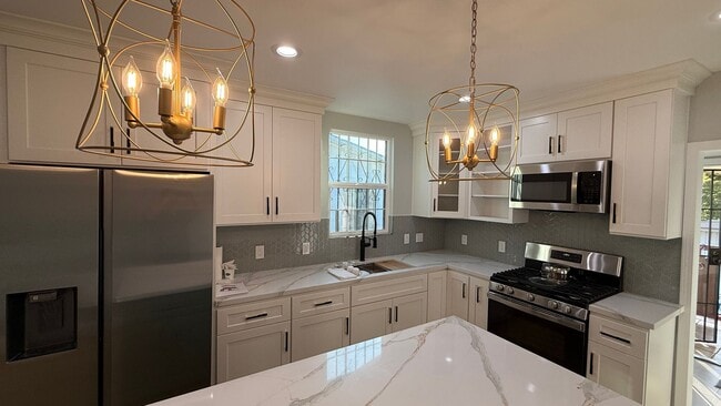 2571 35th Ave in Oakland, CA - Building Photo - Building Photo