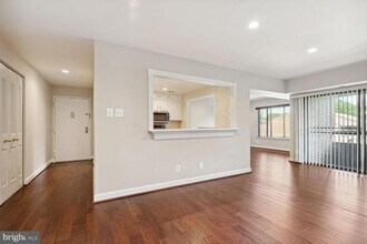11323 Commonwealth Dr in Rockville, MD - Building Photo - Building Photo