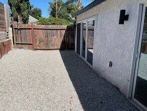 1211 Neola St, Unit Side unit in Los Angeles, CA - Building Photo - Building Photo
