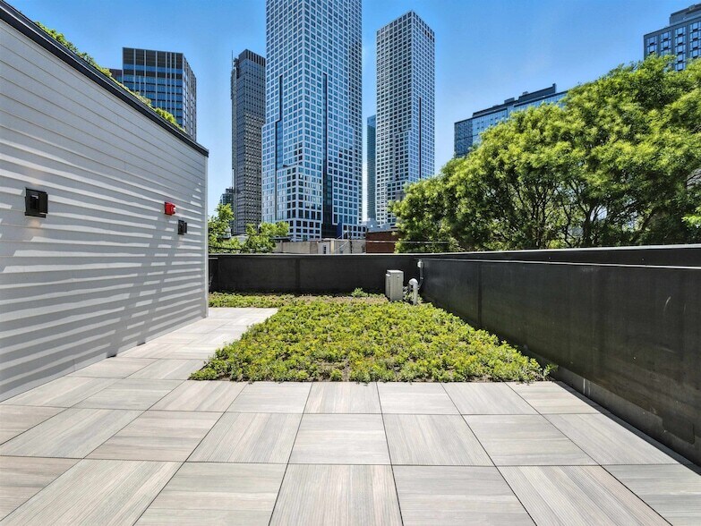 633 Newark Ave in Jersey City, NJ - Building Photo