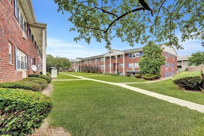 32 Woodedge Ave in Edison, NJ - Building Photo - Building Photo