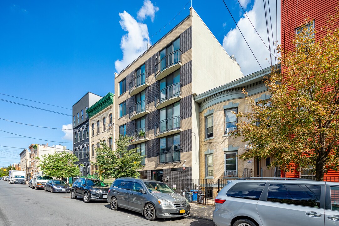 330 Bleecker St in Brooklyn, NY - Foto de edificio