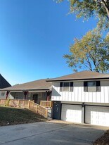 8000 Oakland Ave in Kansas City, KS - Building Photo