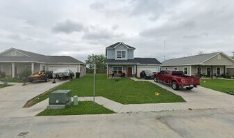 105 Hummingbird Ave in Schulenburg, TX - Building Photo