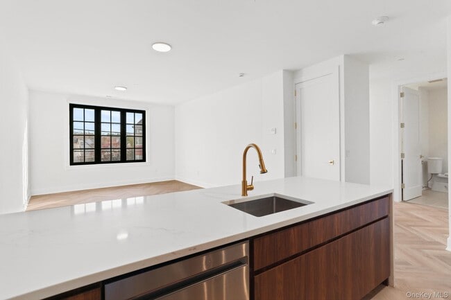 100 E Putnam Ave in Greenwich, CT - Building Photo - Building Photo