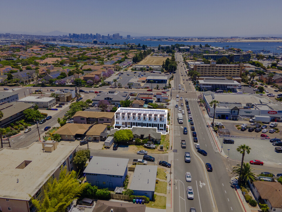 Liberty Row Apartments in San Diego, CA - Building Photo