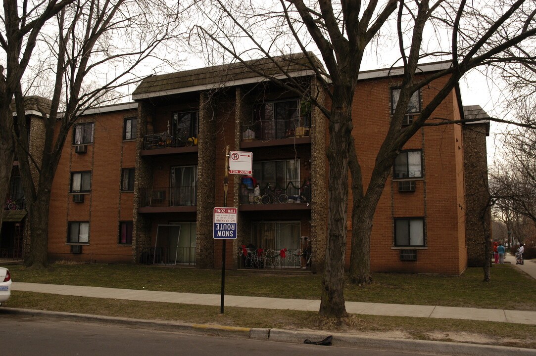 6701 N Ashland Ave in Chicago, IL - Building Photo