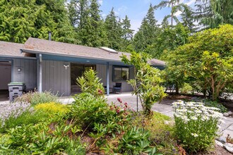 804 N Main St in Coupeville, WA - Building Photo - Building Photo