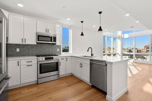 175 Gove St, Unit 5R in Boston, MA - Building Photo