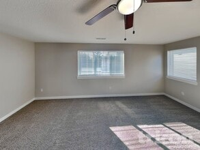 2525 W 10th St, Unit 102 in Washougal, WA - Foto de edificio - Building Photo