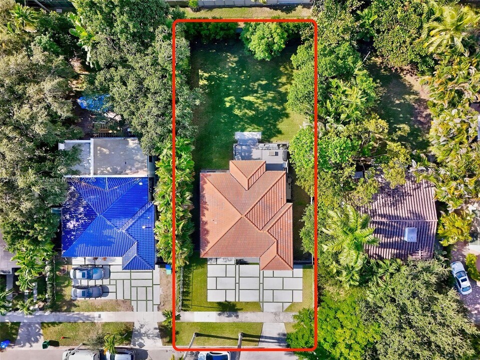 130 SW 26th Rd in Miami, FL - Foto de edificio