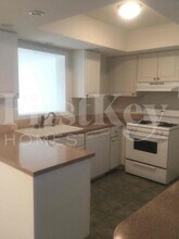 305 NE Floresta Dr in Port St. Lucie, FL - Foto de edificio - Building Photo