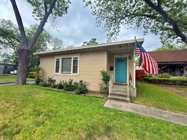 460 Comal Ave in New Braunfels, TX - Foto de edificio - Building Photo