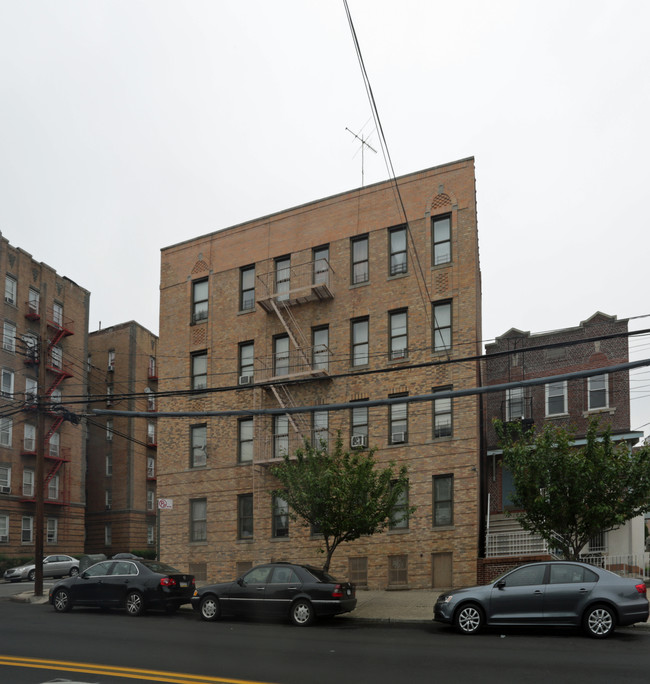 2502 Barnes Ave in Bronx, NY - Building Photo - Building Photo