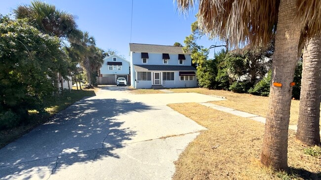 property at 136 S Peninsula Dr