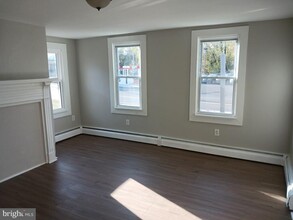 49 E Afton Ave in Yardley, PA - Foto de edificio - Building Photo