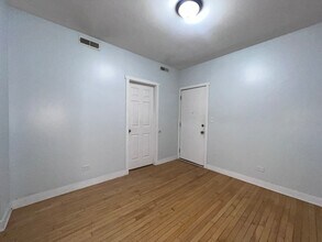 1119 W 72nd St, Unit 2R in Chicago, IL - Building Photo - Building Photo