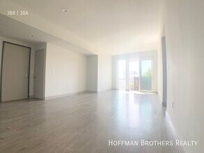 3714 Kelton Ave, Unit 304 in Los Angeles, CA - Building Photo - Building Photo