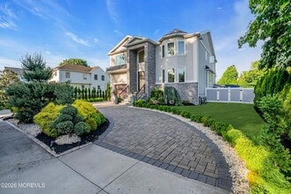 243 Overbrook Ave in Ocean Township, NJ - Foto de edificio - Building Photo