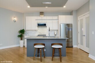 680 N Milwaukee Ave in Chicago, IL - Building Photo - Building Photo