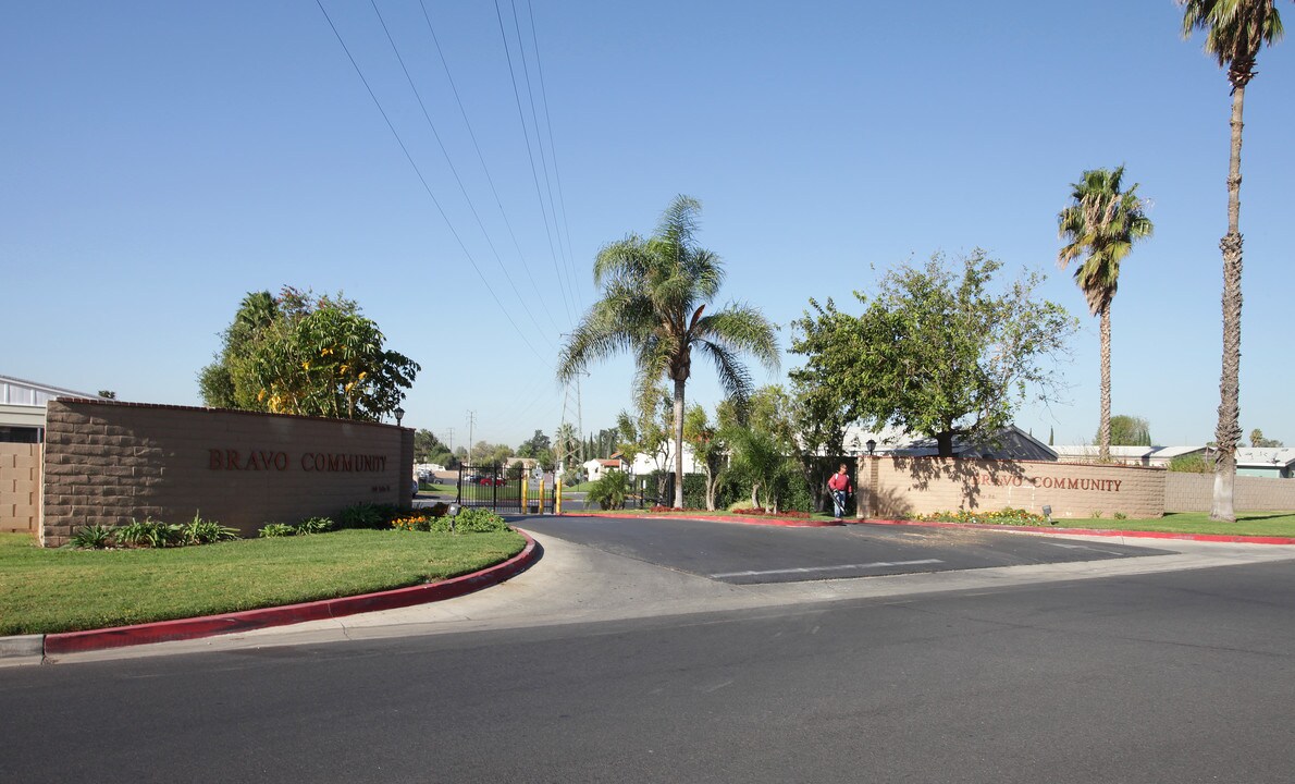 Bravo Mobile Home Park in Jurupa Valley, CA - Foto de edificio