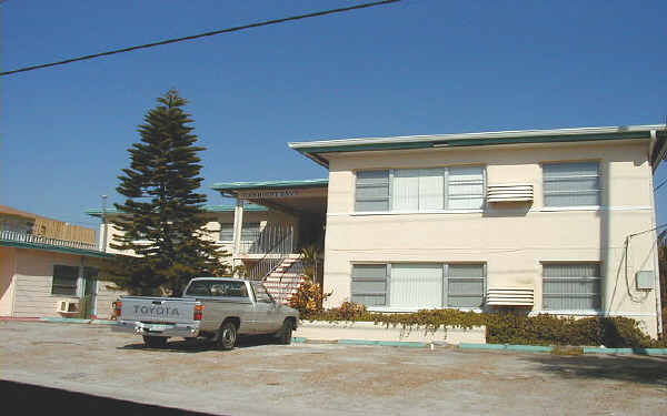 14225 N Bayshore Dr in Madeira Beach, FL - Foto de edificio