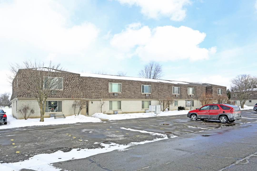 Bloomfield Lakes in Keego Harbor, MI - Building Photo