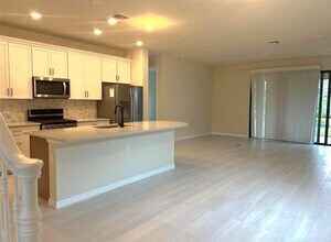 4534 Pinehurst Trl W in Oakland Park, FL - Foto de edificio - Building Photo