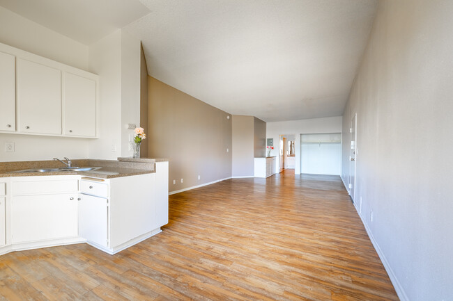 Sun Terrace in Panorama City, CA - Foto de edificio - Interior Photo