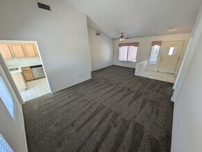 10113 Cresent Creek Dr in Las Vegas, NV - Building Photo - Building Photo