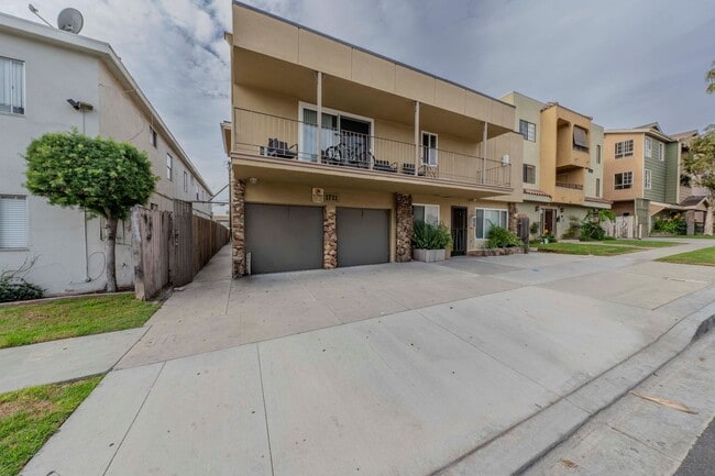 1711 Coronado Ave in Long Beach, CA - Building Photo - Building Photo