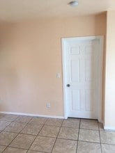 1358 E 42nd Pl, Unit B in Los Angeles, CA - Building Photo - Building Photo