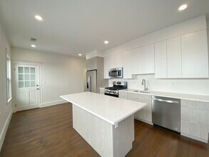 8 Nonantum St, Unit 1F in Boston, MA - Building Photo - Building Photo