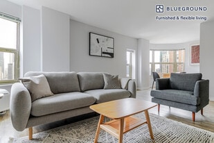 8 W Chestnut St in Chicago, IL - Building Photo