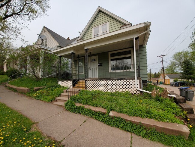 property at 518 N 10th Ave E