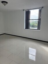 14301 N Kendall Dr in Miami, FL - Building Photo - Building Photo