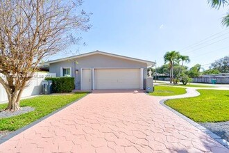 9641 SW 94th St in Miami, FL - Foto de edificio - Building Photo