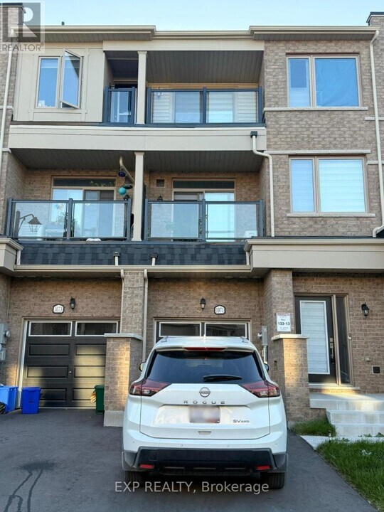 1071 Lockie Dr in Oshawa, ON - Building Photo