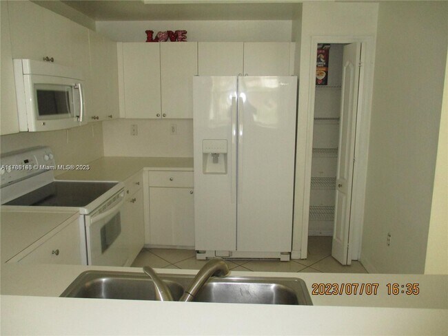8980 W Flagler St in Miami, FL - Building Photo - Building Photo