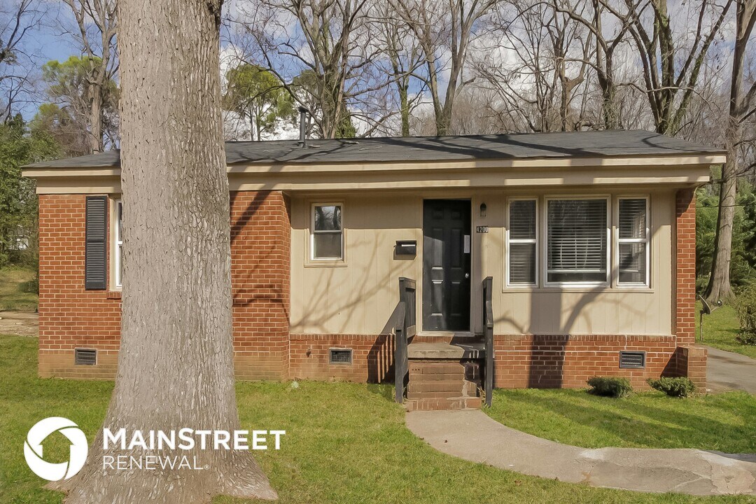 4200 Rochelle Ln in Charlotte, NC - Building Photo
