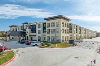 Parmore Fossil Creek 55+ Affordable Housing in Haltom City, TX - Foto de edificio - Building Photo