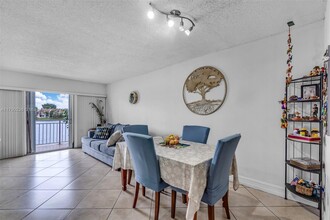 9363 Fontainebleau Blvd in Miami, FL - Building Photo - Building Photo