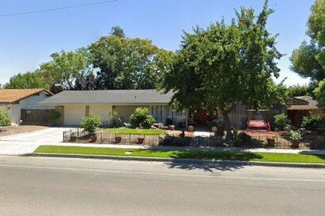 property at 3029 W Barstow Ave