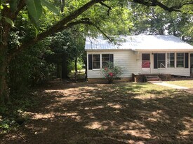 512 Jefferson Pl in Atlanta, TX - Building Photo